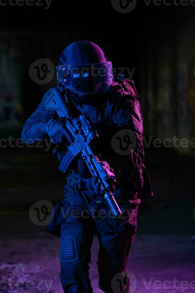 exército soldado dentro combate uniformes com a assalto rifle e combate capacete noite missão Sombrio fundo. azul e roxa gel luz efeito. foto