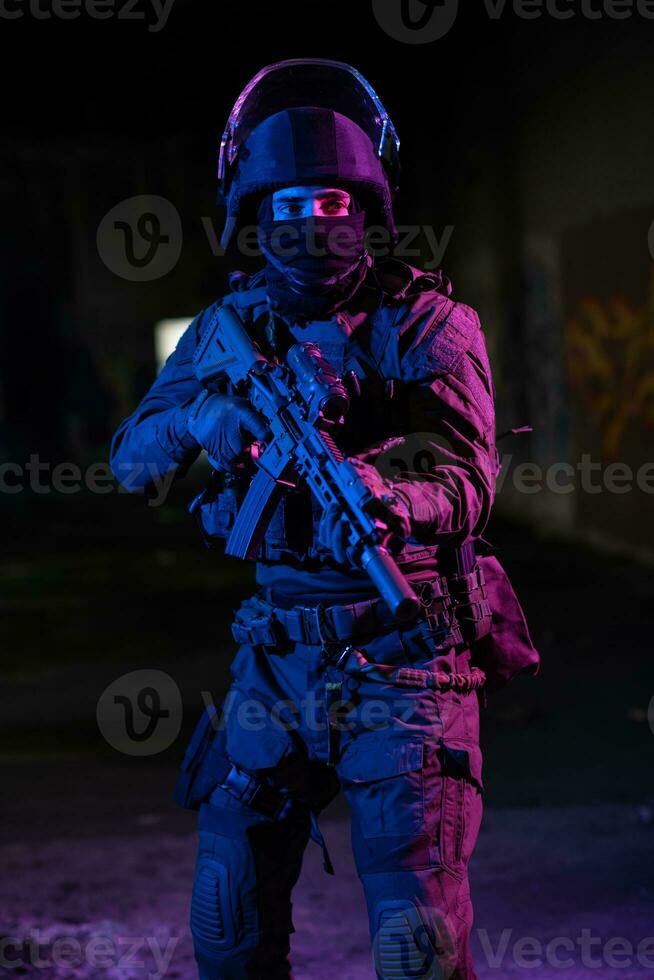 exército soldado dentro combate uniformes com a assalto rifle e combate capacete noite missão Sombrio fundo. azul e roxa gel luz efeito. foto