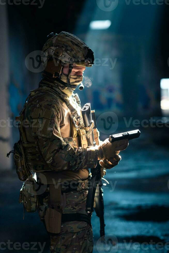 soldado do exército elite forças, especial segurança serviço lutador com escondido atrás mascarar e óculos face, dentro capacete e carga transporte sistema, visando com serviço pistola baixo chave. foto