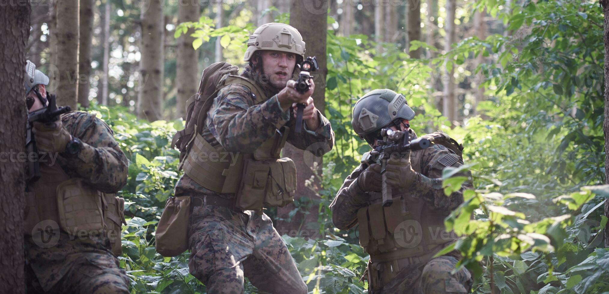 esquadrão de soldados de guerra moderna em batalha foto