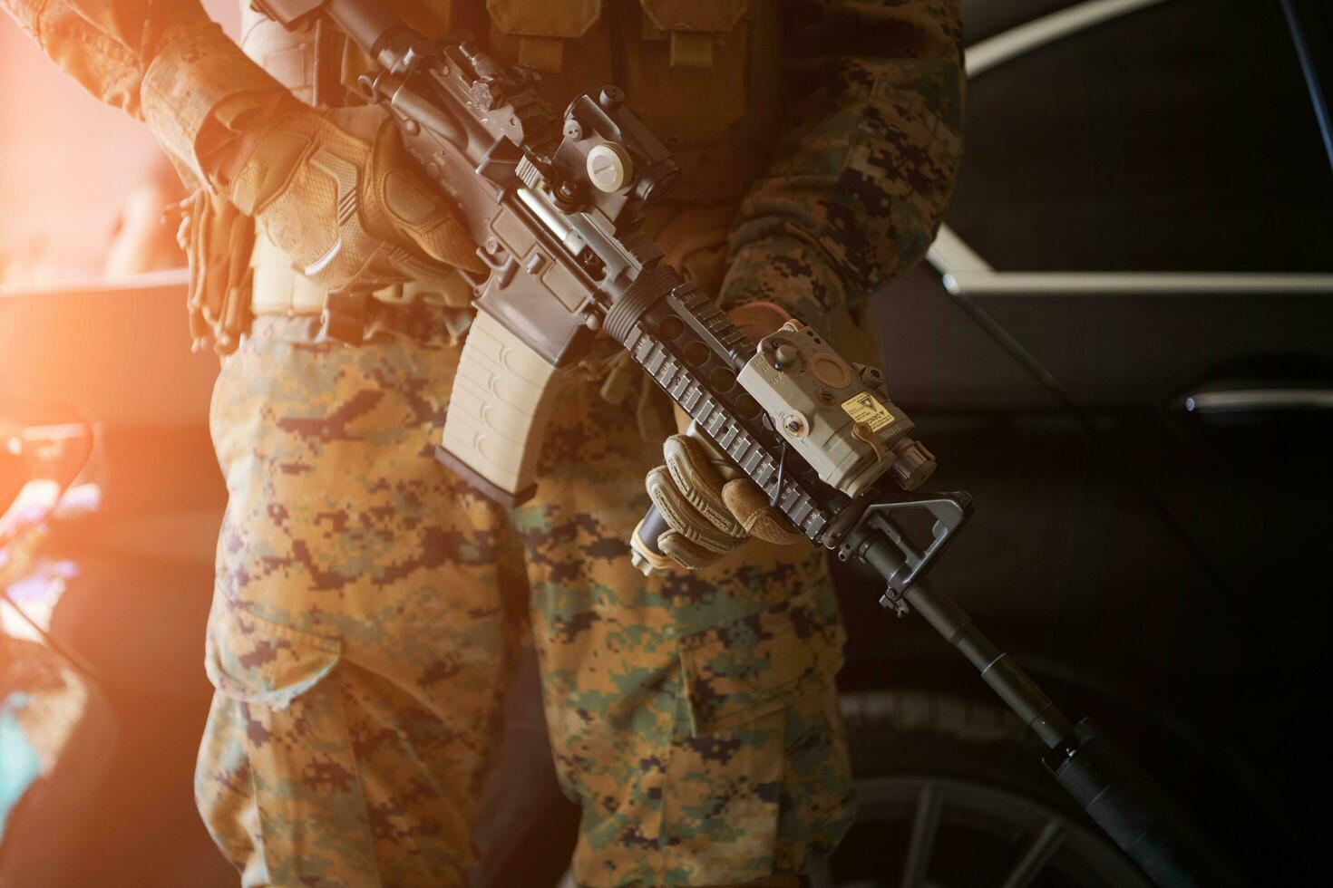 soldado protegendo veículo blindado de luxo à prova de balas foto
