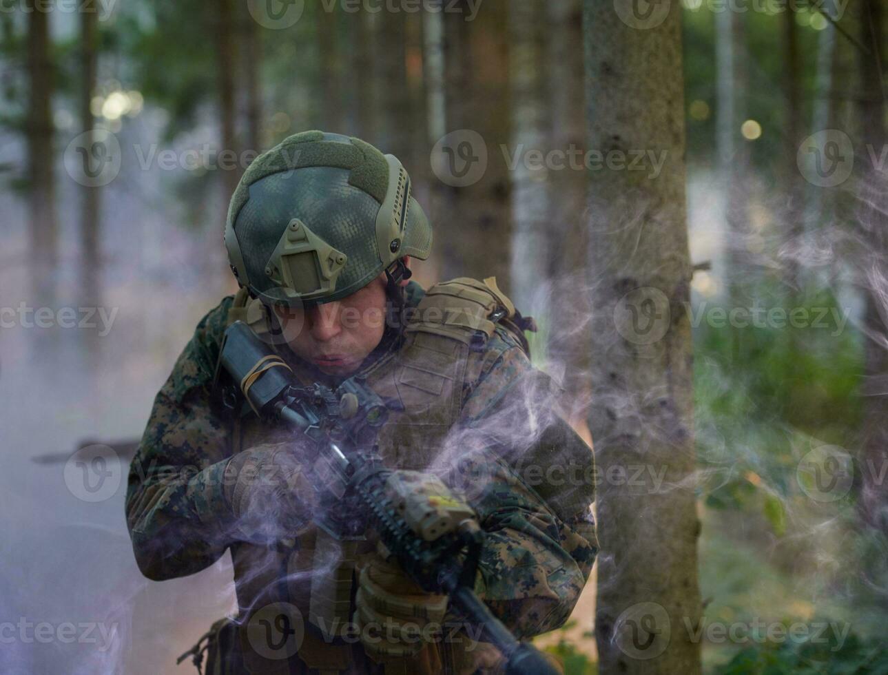 soldado em ação mirando na ótica de mira a laser de arma foto