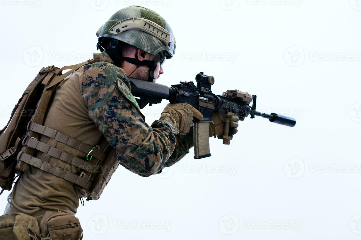 soldado em ação visando a ótica de visão a laser foto