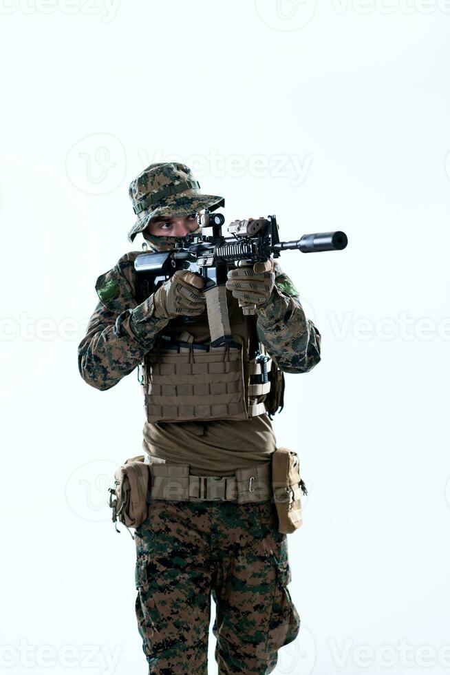 soldado em ação visando a ótica de visão a laser foto