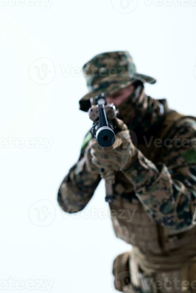 soldado em ação visando a ótica de visão a laser foto