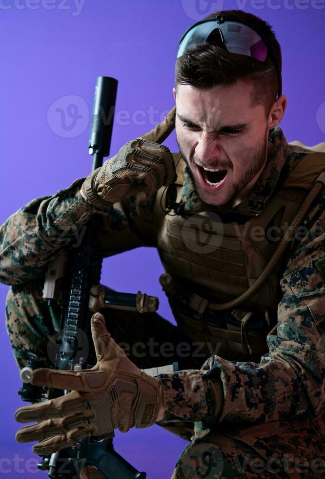 soldado verificando comunicação foto