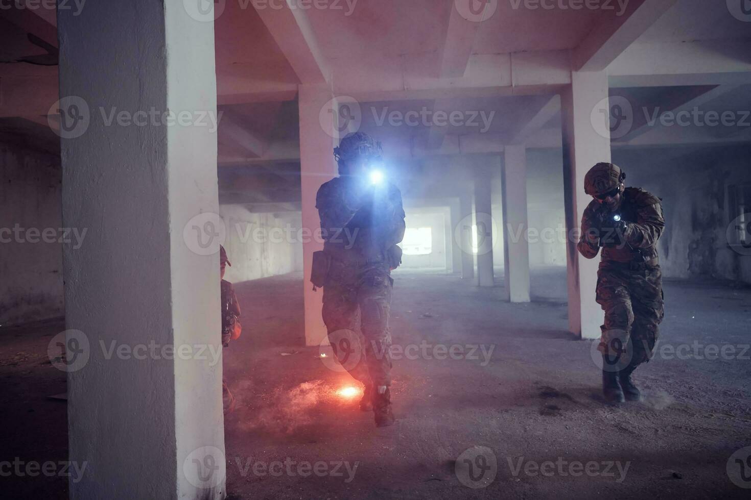 tropas militares em ação ambiente urbano foto