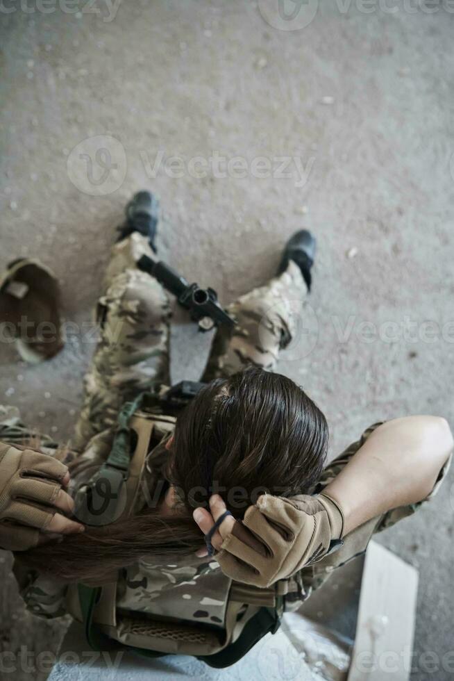 soldado feminino militar tendo uma pausa foto