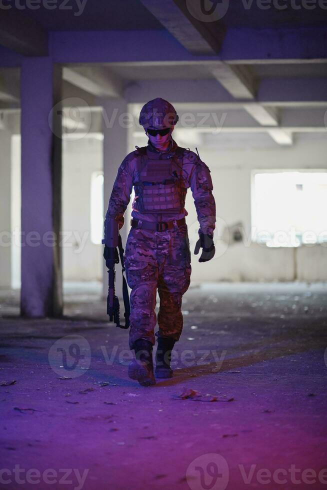 soldado de guerra moderna em ambiente urbano foto