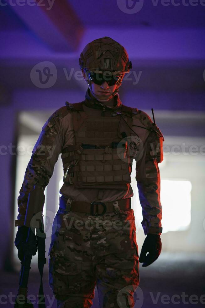 soldado de guerra moderna em ambiente urbano foto