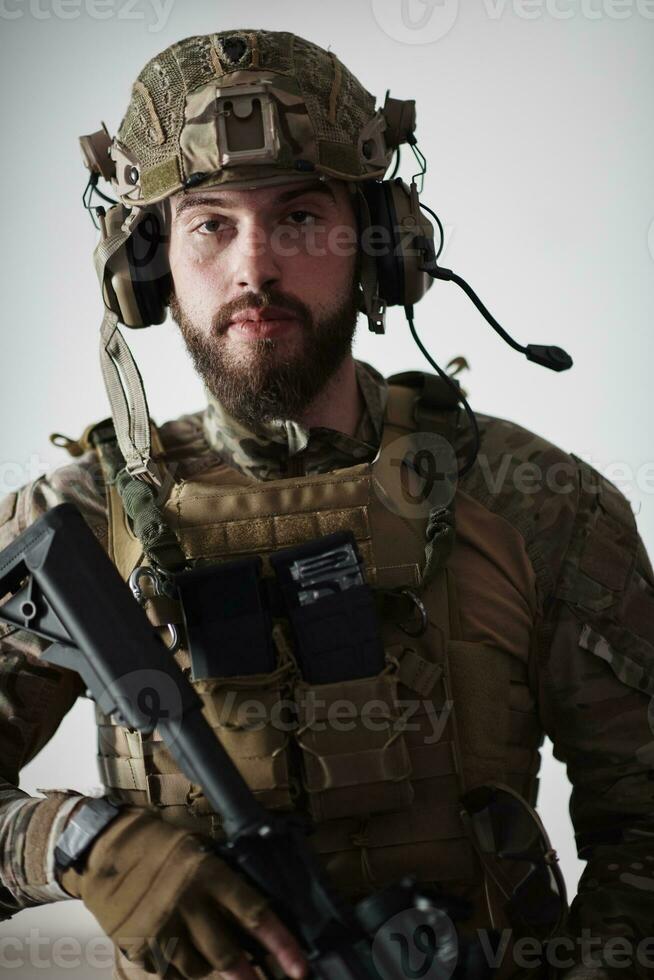 retrato de soldado de guerra moderna em ambiente urbano foto