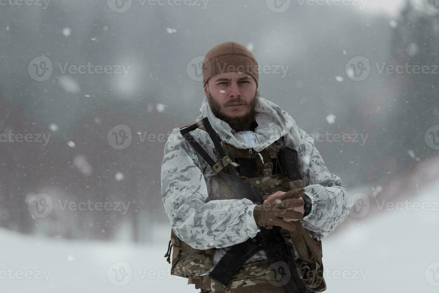 guerra de inverno nas montanhas árticas. operação em condições frias. soldado no uniforme camuflado de inverno no exército de guerra moderna em um dia de neve no campo de batalha da floresta com um rifle. foco seletivo foto