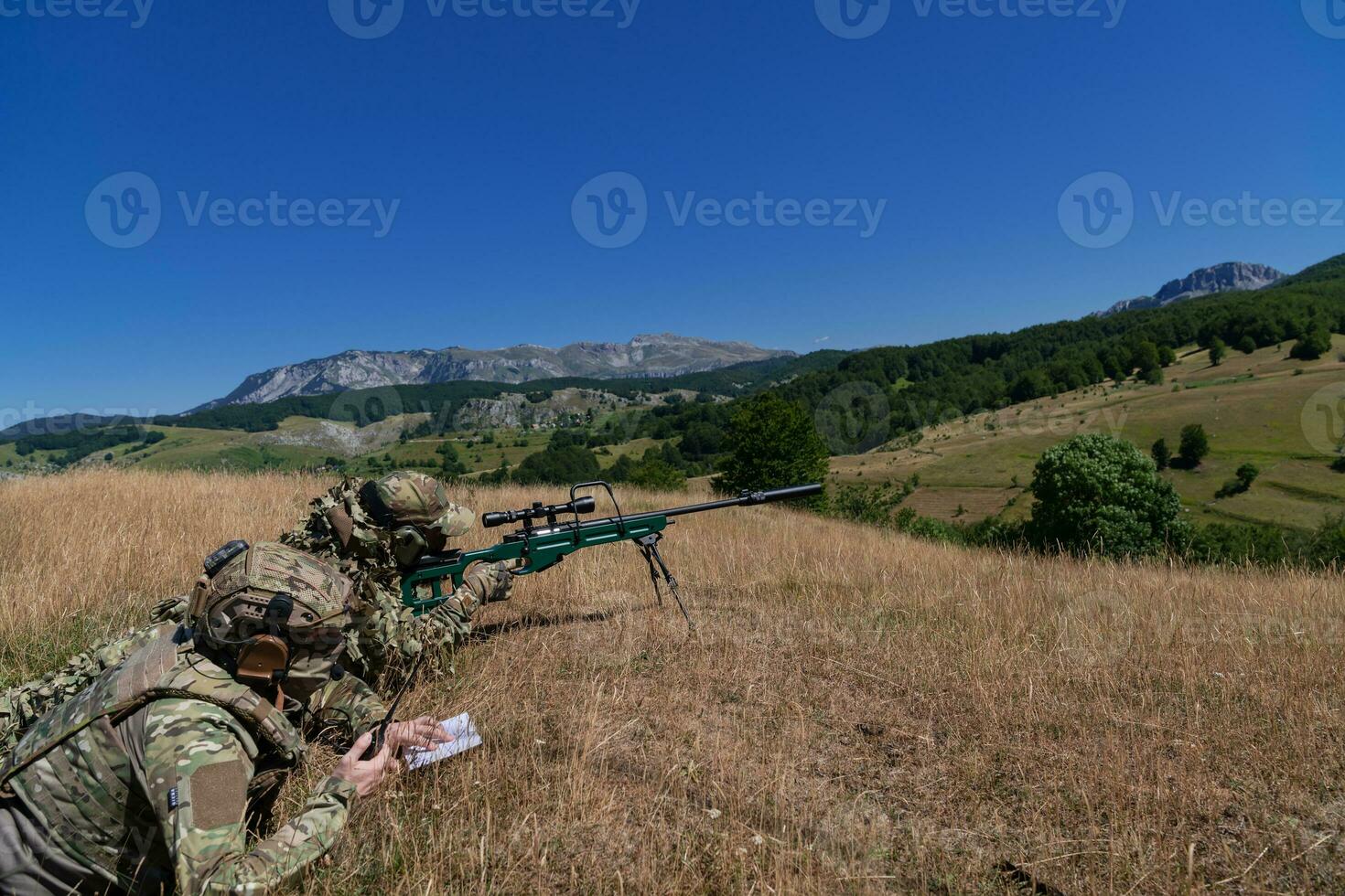 Franco atirador soldado assistido de a assistente para observar a área para estar visadas com moderno guerra tático virtual realidade óculos aéreo zangão militares tecnologia. foto