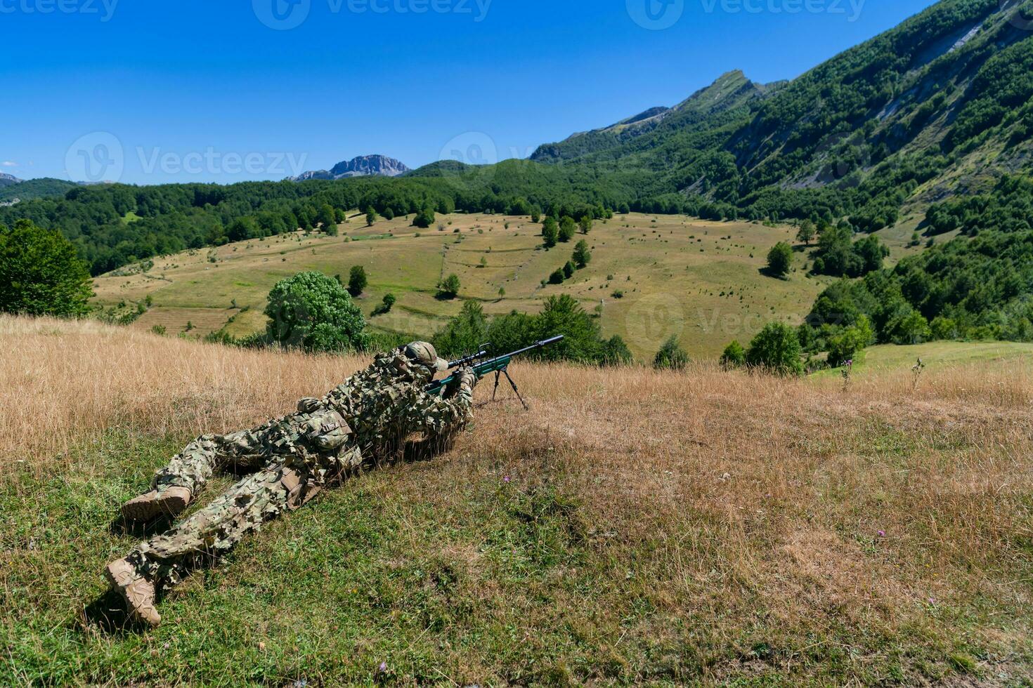 exército soldado segurando Franco atirador rifle com escopo e visando dentro floresta. guerra, exército, tecnologia e pessoas conceito foto