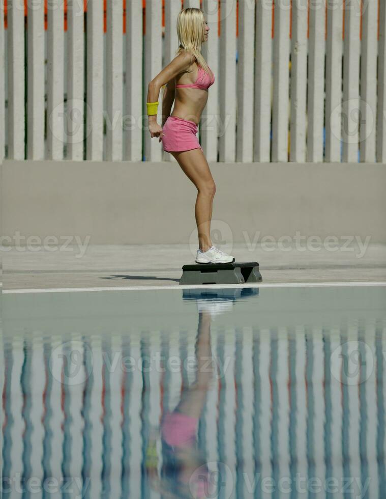 linda mulher relaxar na piscina foto