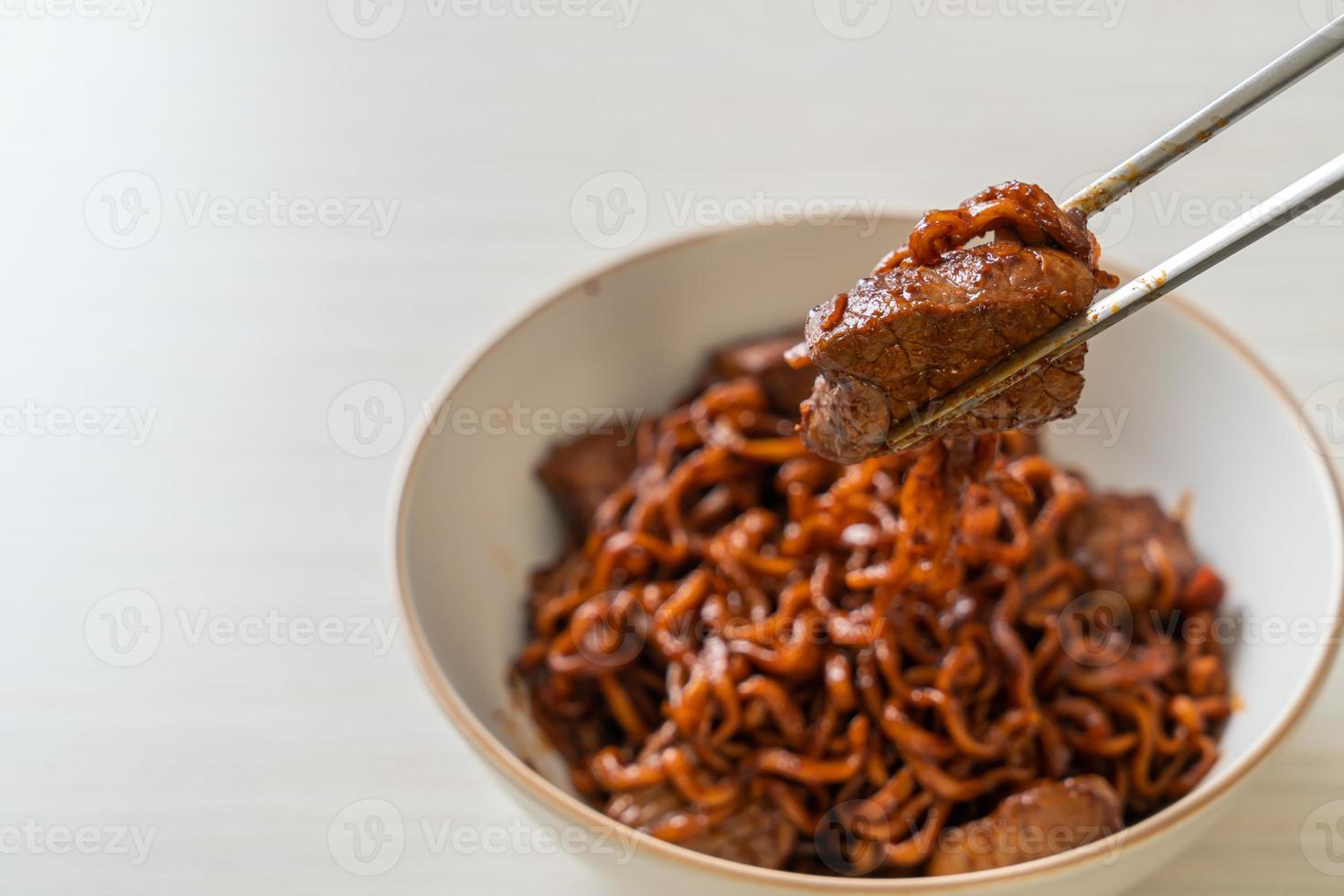 jjapaguri ou chapaguri, macarrão picante de feijão preto coreano com carne bovina foto