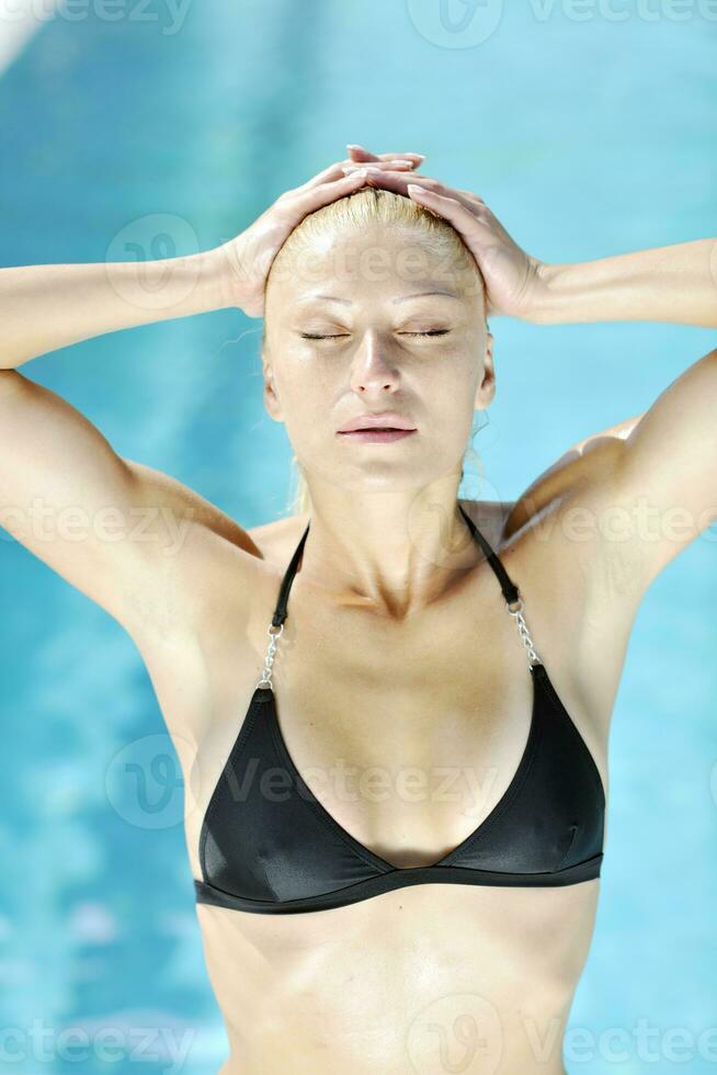 linda mulher relaxar na piscina foto