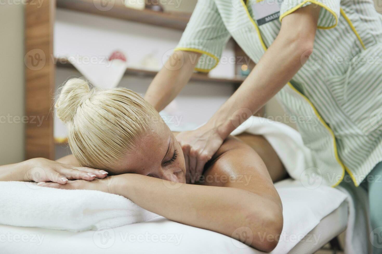 tratamento de massagem nas costas da mulher foto