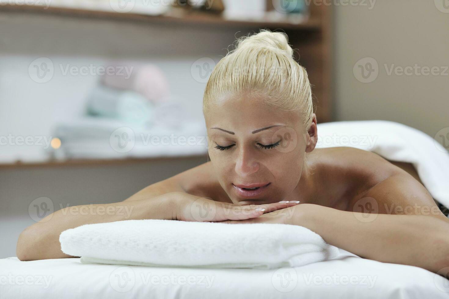 mulher às spa e bem estar costas massagem foto