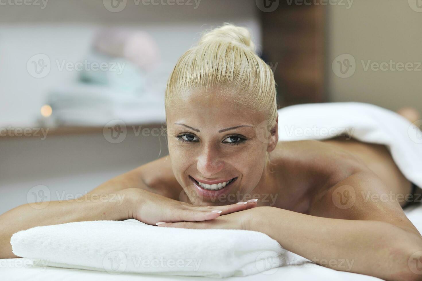 mulher às spa e bem estar costas massagem foto