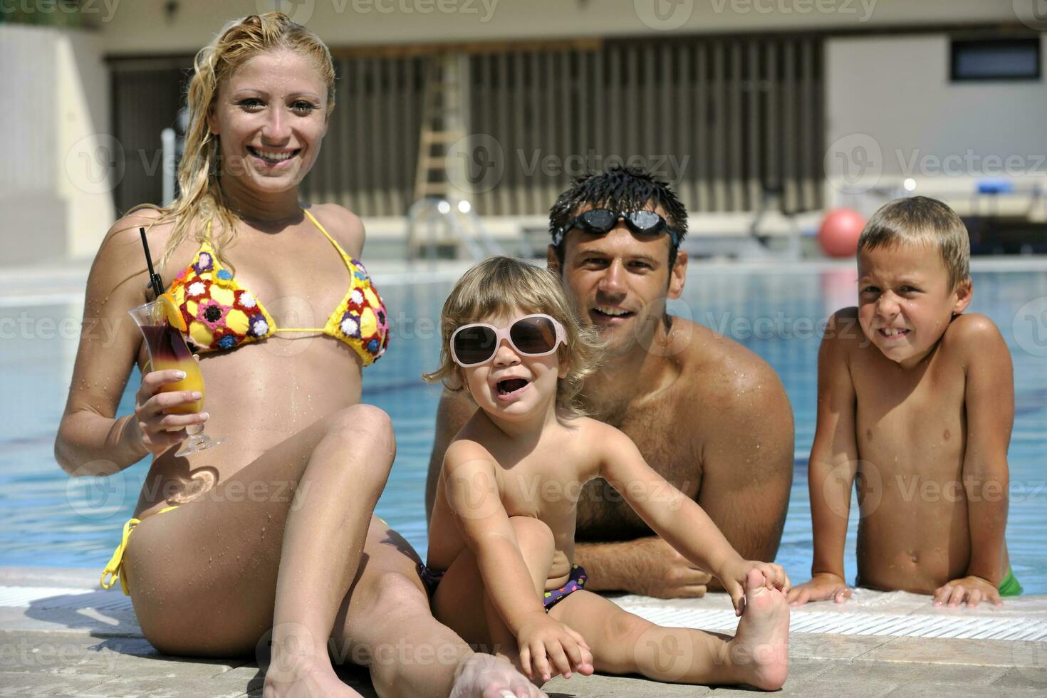 feliz jovem família se divertir na piscina foto