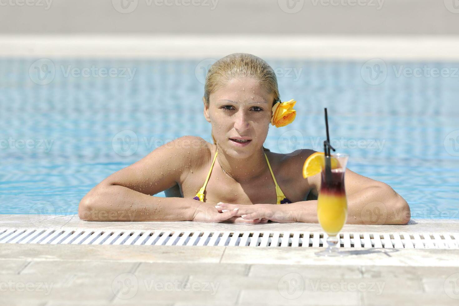 linda mulher relaxar na piscina foto