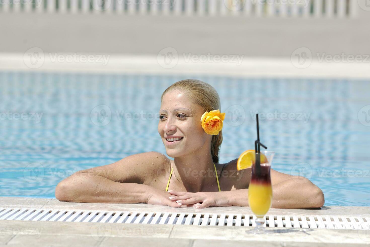 linda mulher relaxar na piscina foto