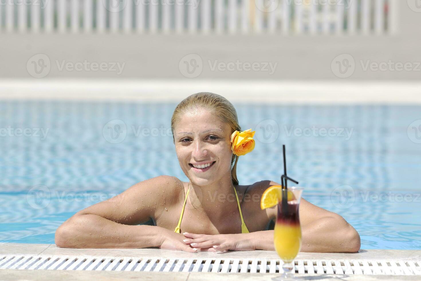 linda mulher relaxar na piscina foto