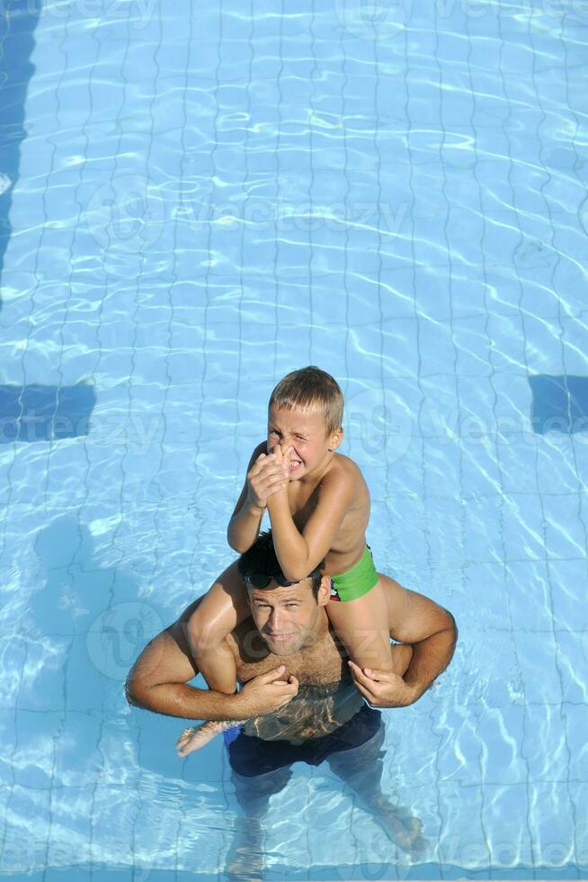 feliz pai e filho na piscina foto