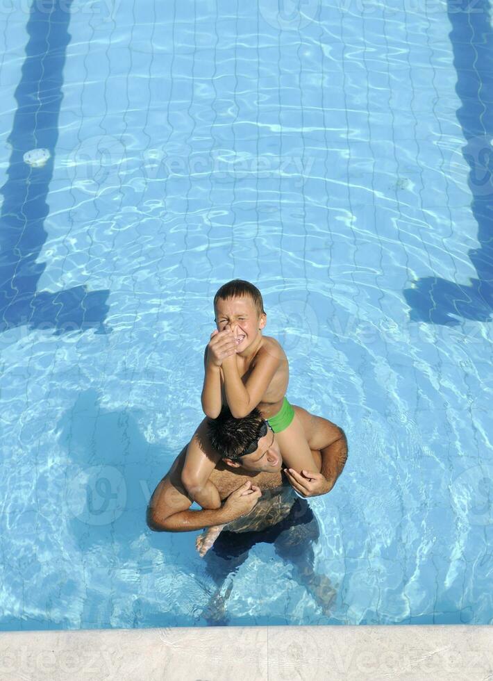 feliz pai e filho na piscina foto