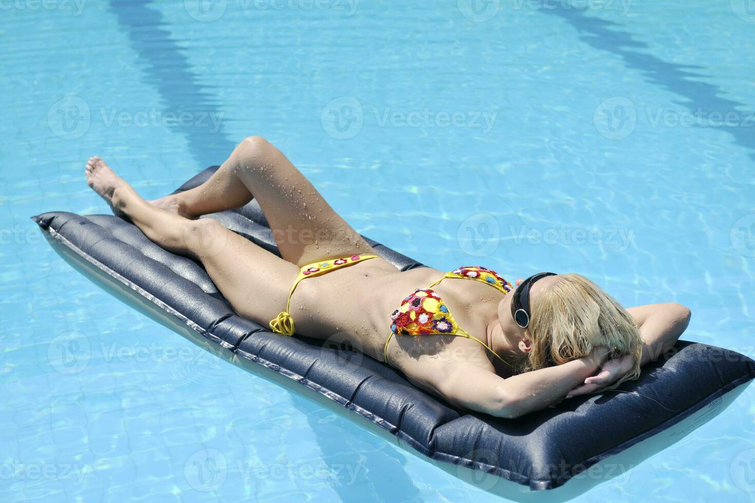 linda mulher relaxar na piscina foto