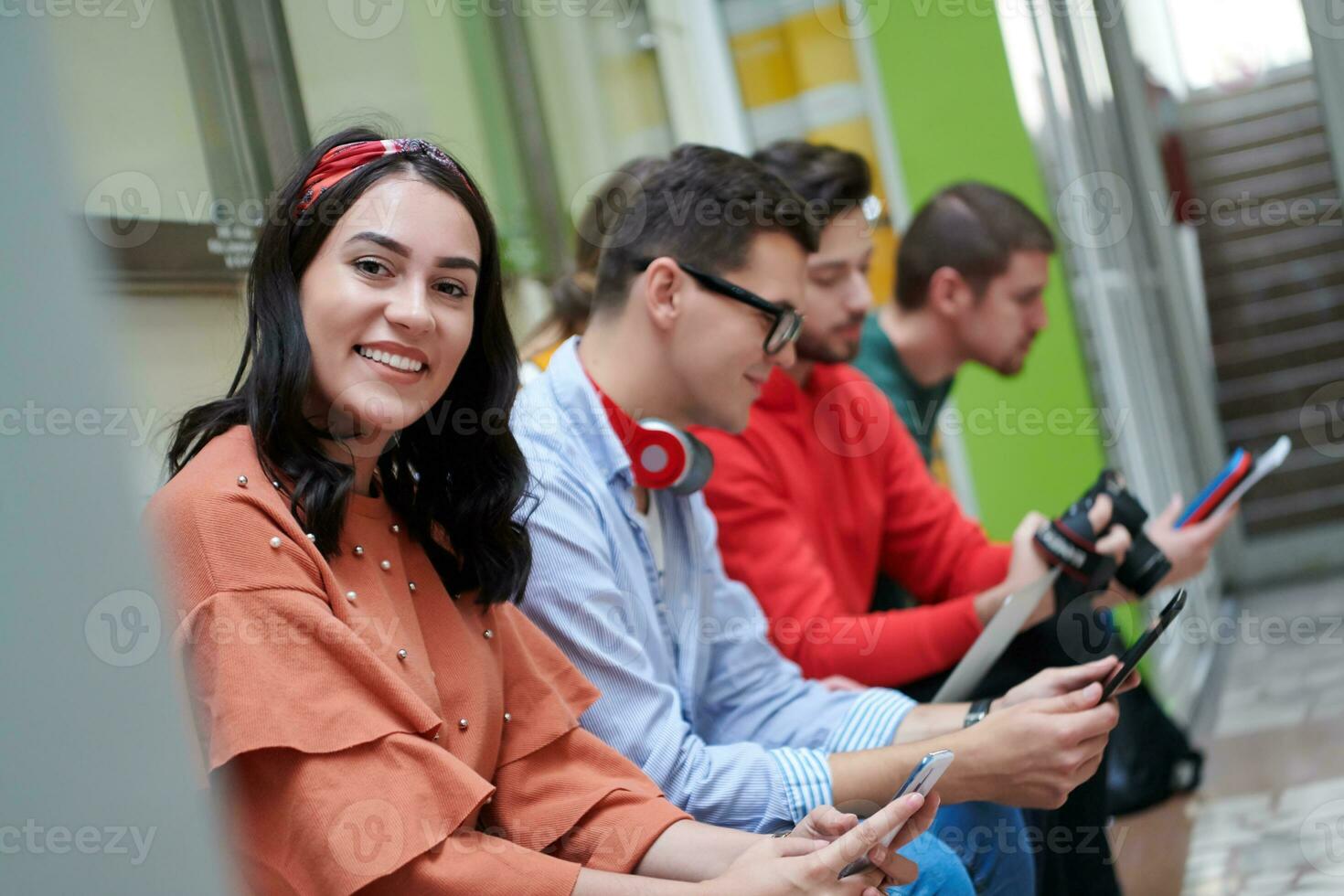 alunos usam tecnologia moderna na escola para criar projetos foto