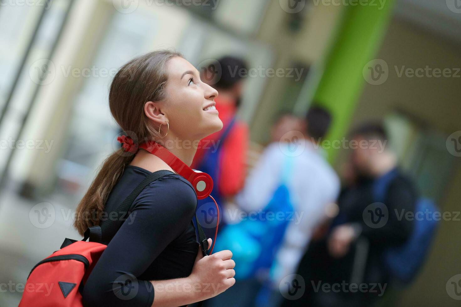 estudante famoso com tecnologia moderna na escola foto