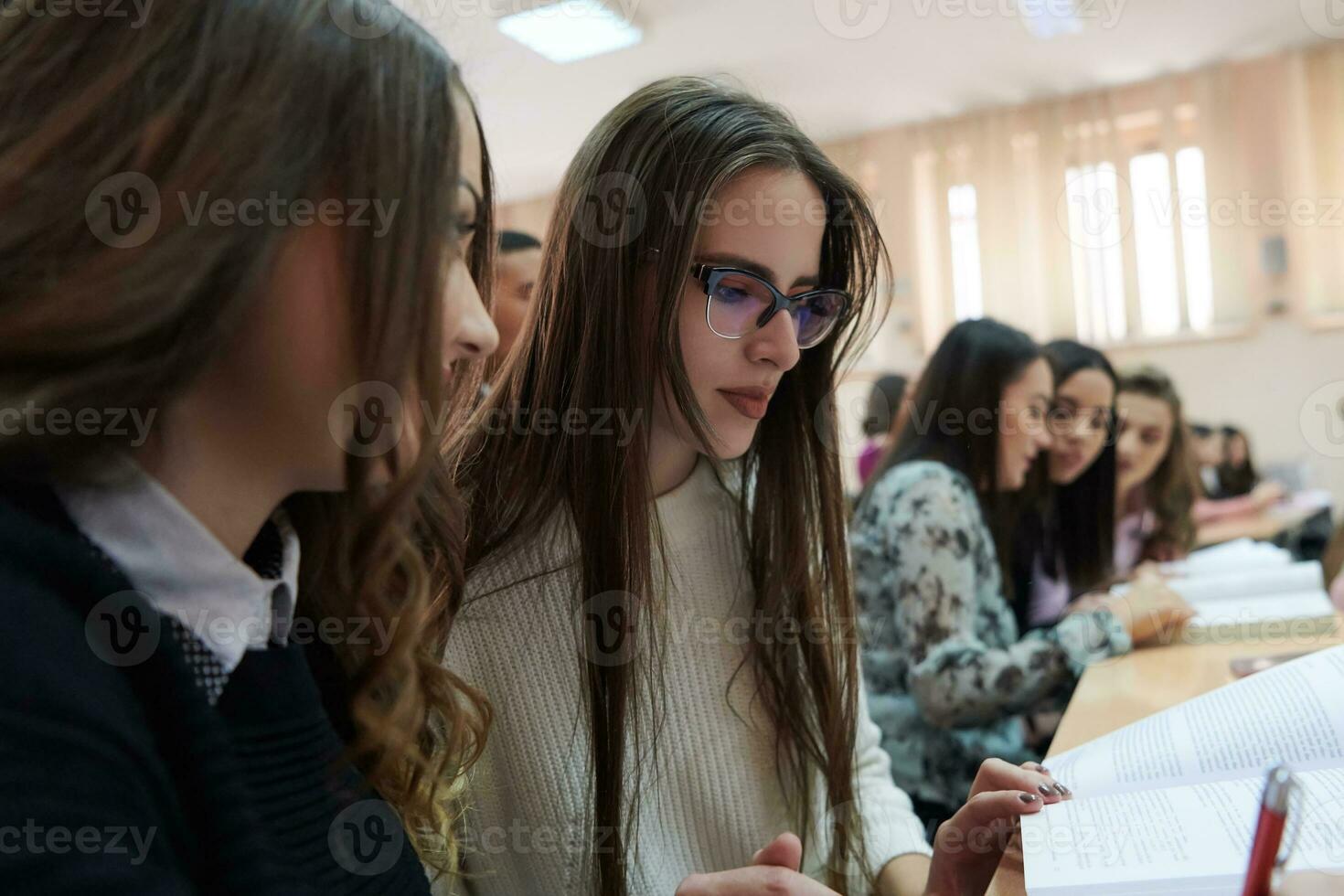 estudantes agrupam-se no anfiteatro foto