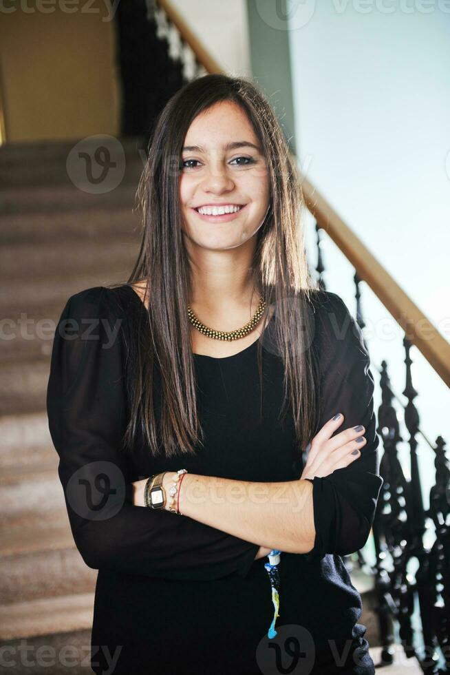 retrato de estudante no campus universitário foto