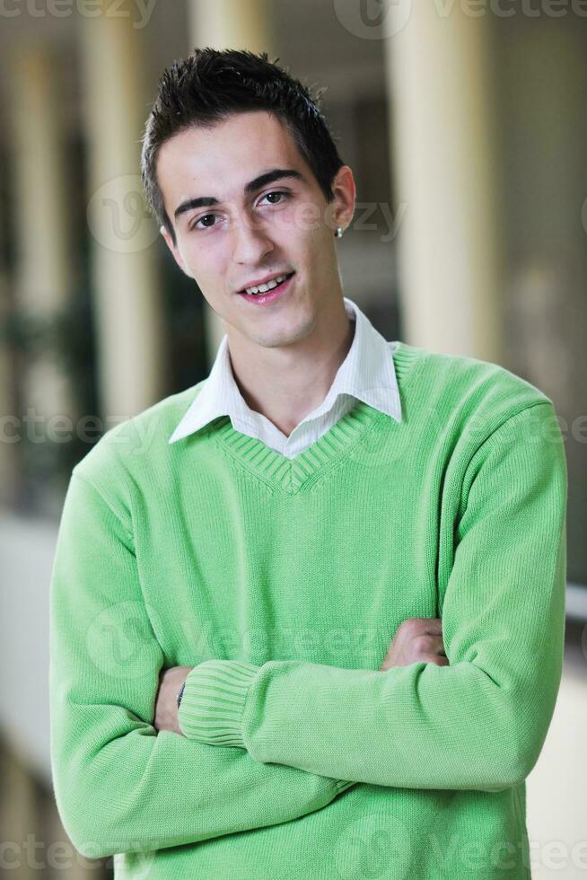 retrato masculino de estudante no campus foto