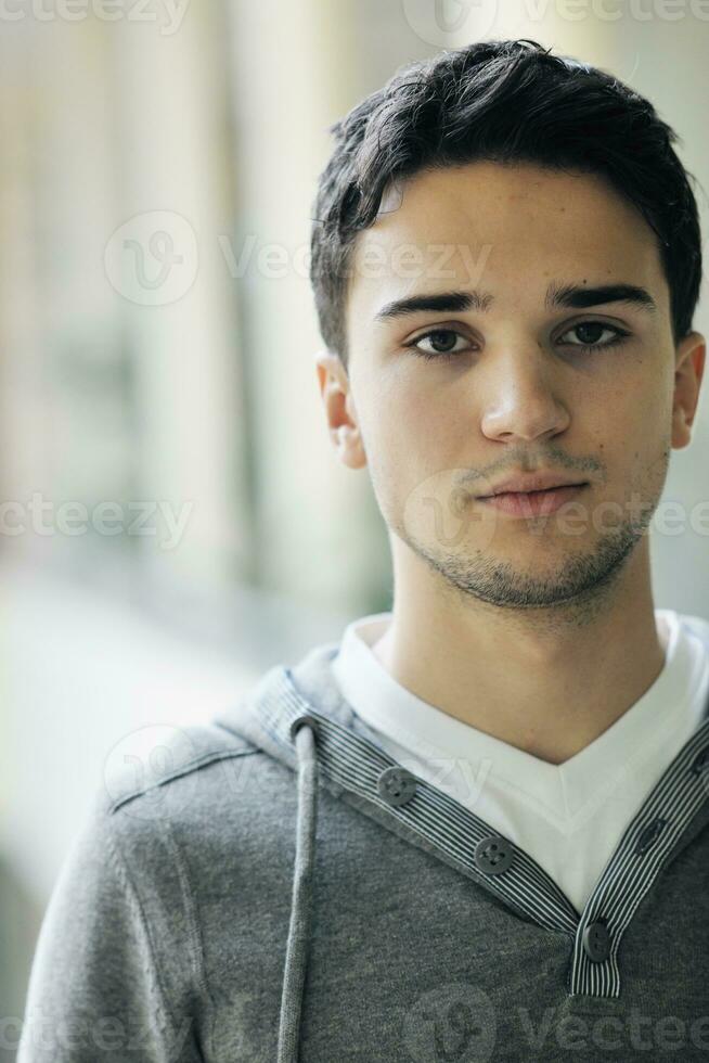 retrato masculino de estudante no campus foto