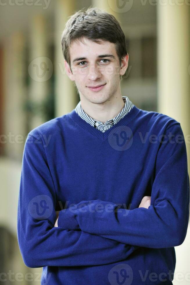 retrato masculino de estudante no campus foto