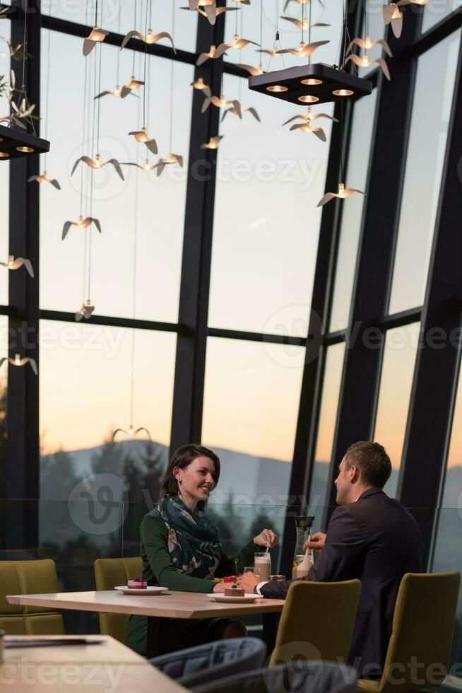 casal em um jantar romântico no restaurante foto