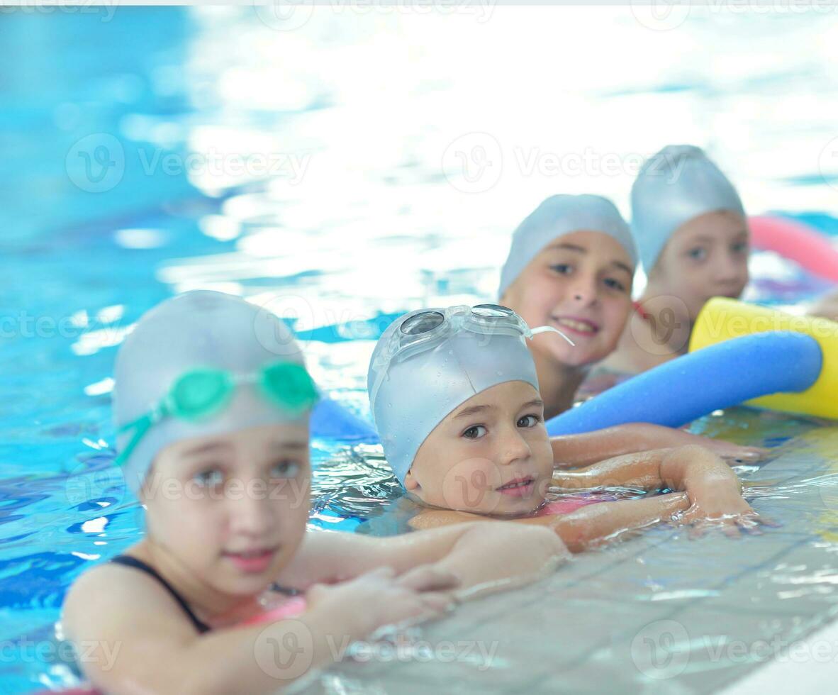 grupo infantil na piscina foto