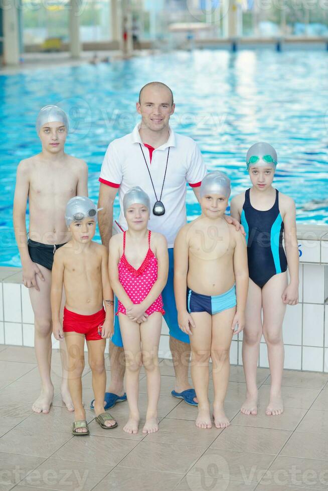 grupo infantil na piscina foto