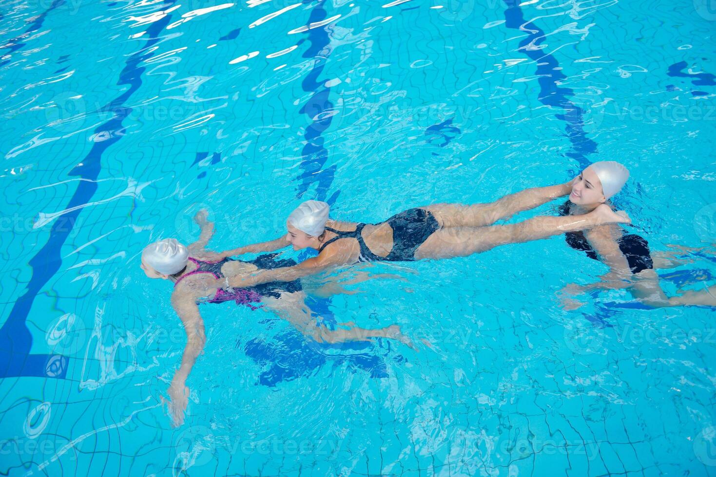 ajuda e resgate na piscina foto