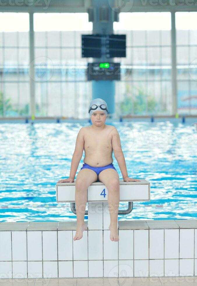 retrato de criança na piscina foto