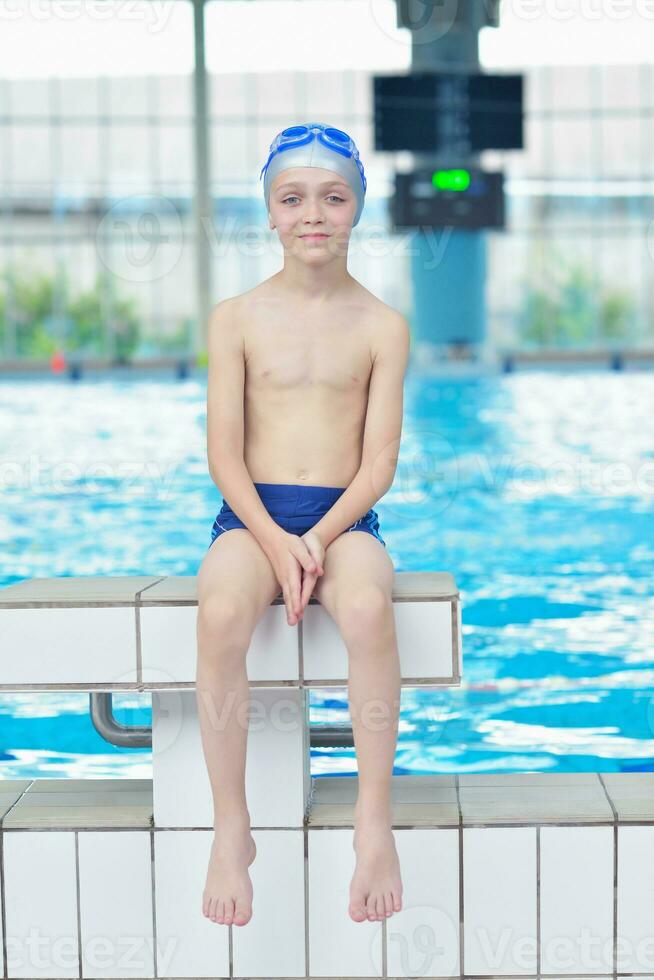 retrato de criança na piscina foto