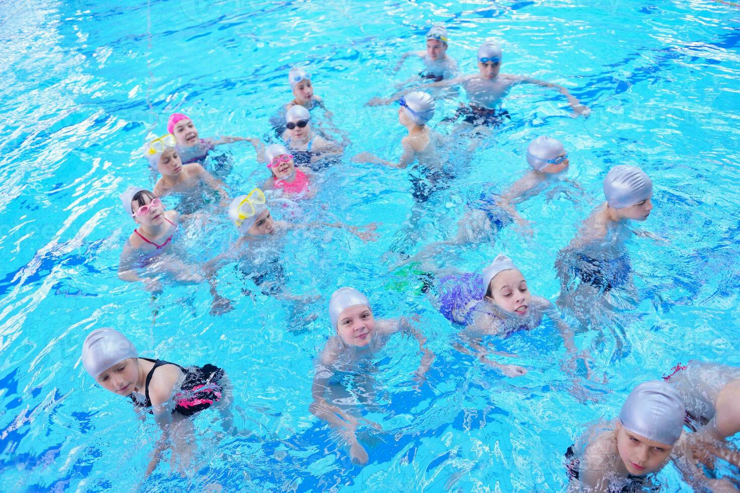 grupo infantil na piscina foto