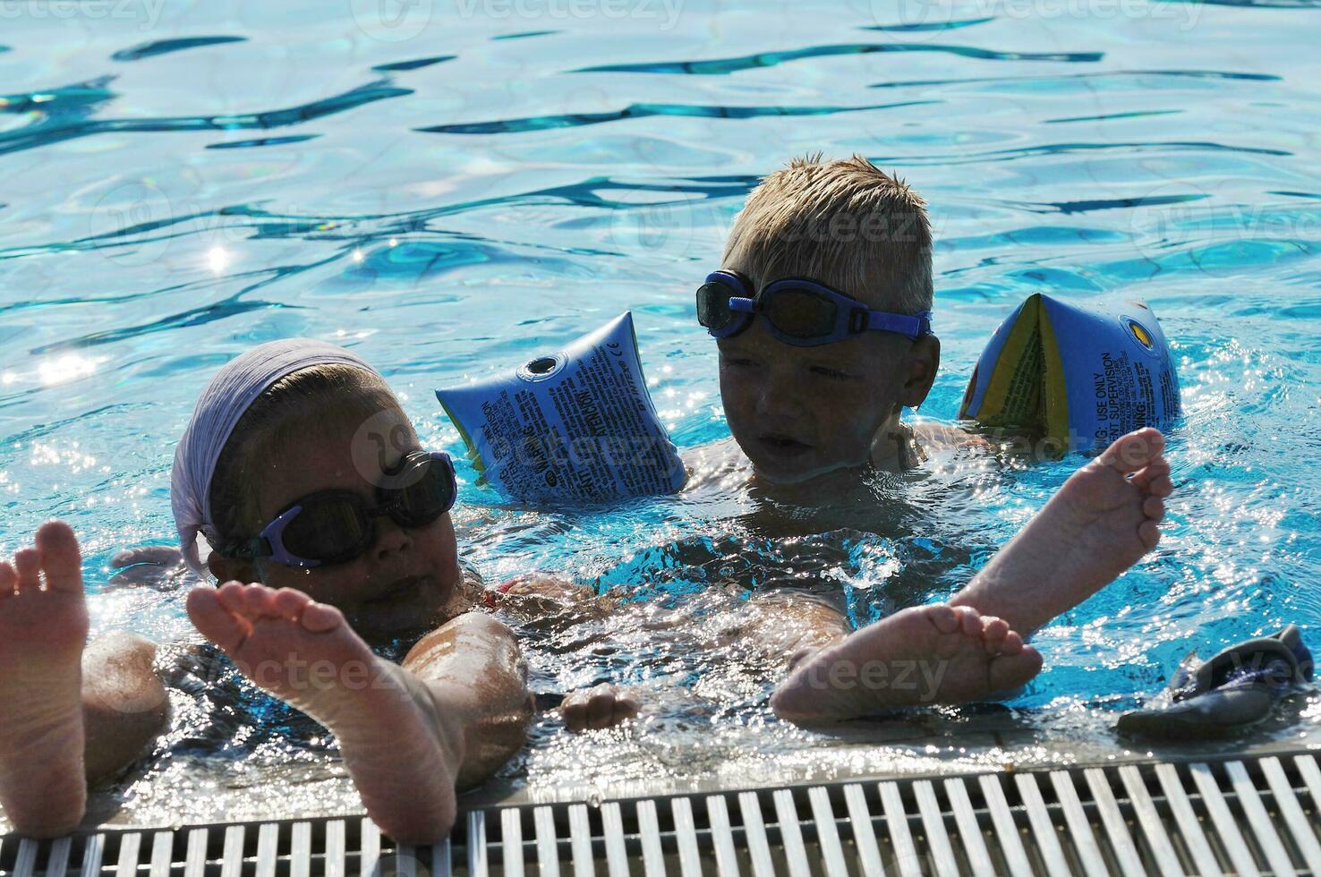 diversão na piscina foto