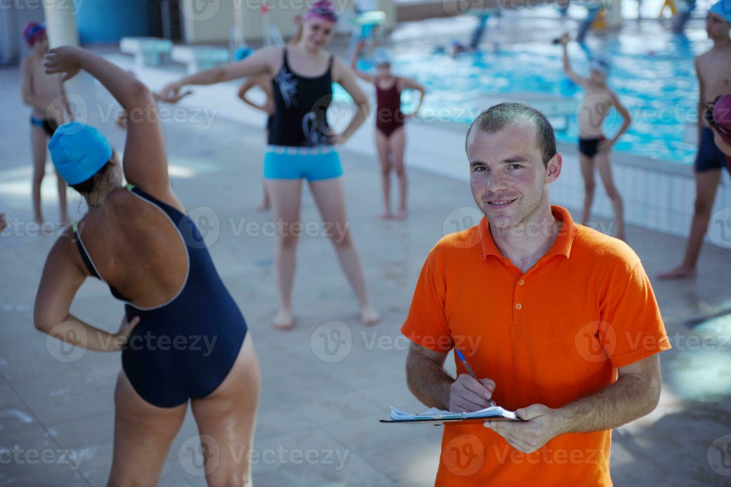 grupo de crianças felizes na piscina foto