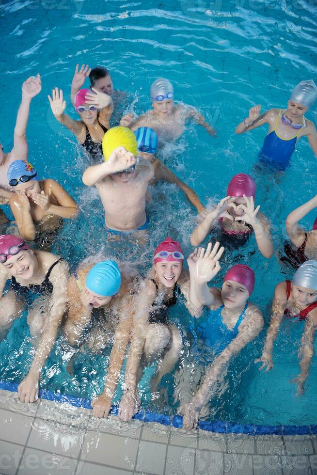 grupo de crianças felizes na piscina foto