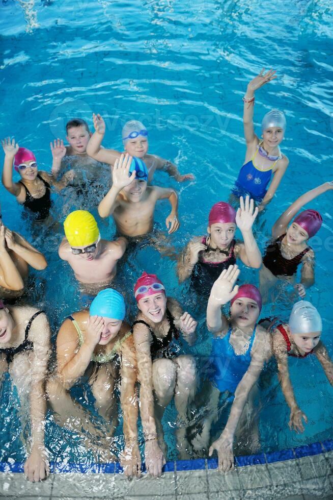 crianças felizes na piscina foto