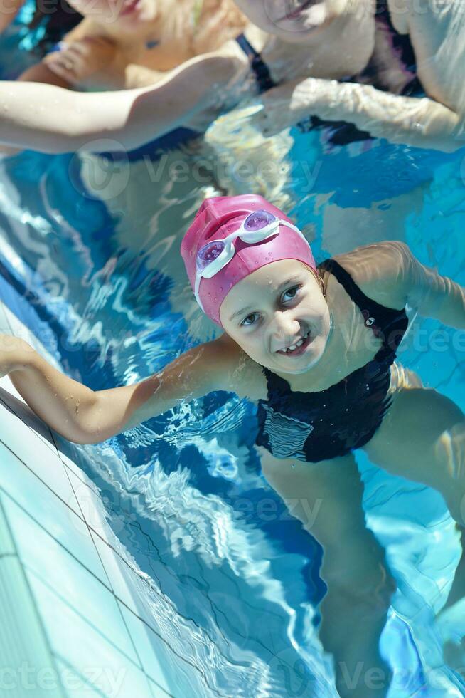 grupo de crianças felizes na piscina foto